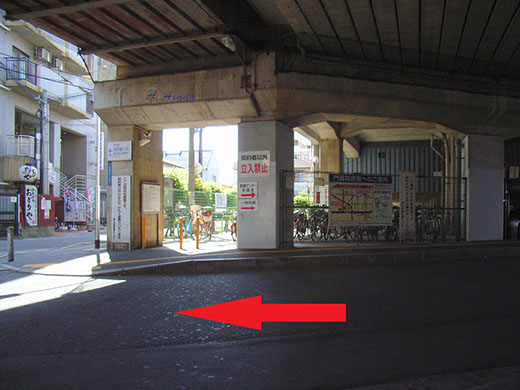 京阪電車　高架下
